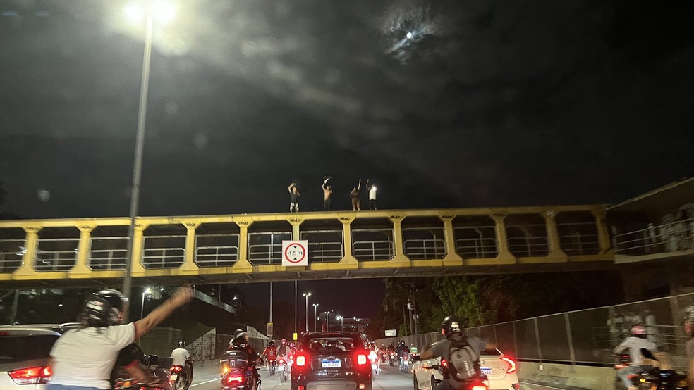 Torcedores do Flamengo acompanham o trajeto do &ocirc;nibus at&eacute; o aeroporto &mdash; Foto: Let&iacute;cia Marques