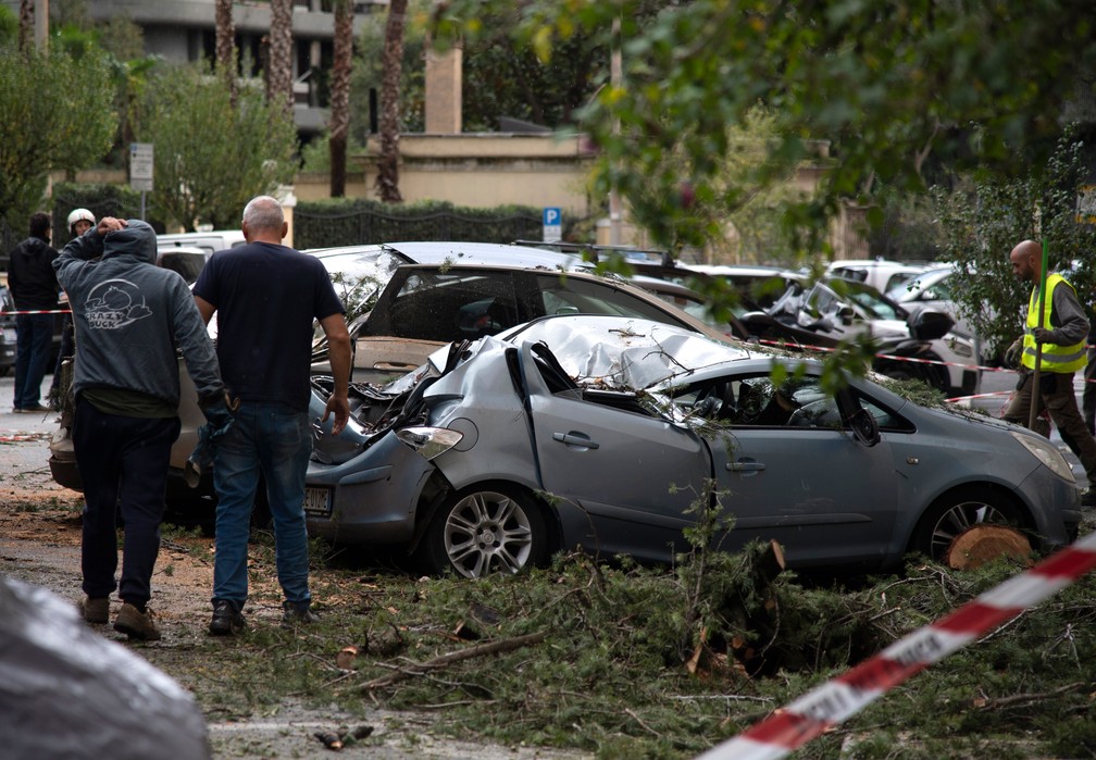 Foto mostra carro danificado em Prati, distrito de Roma, nesta terÃ§a-feira (30)  â Foto: Tiziana Fabi / AFP