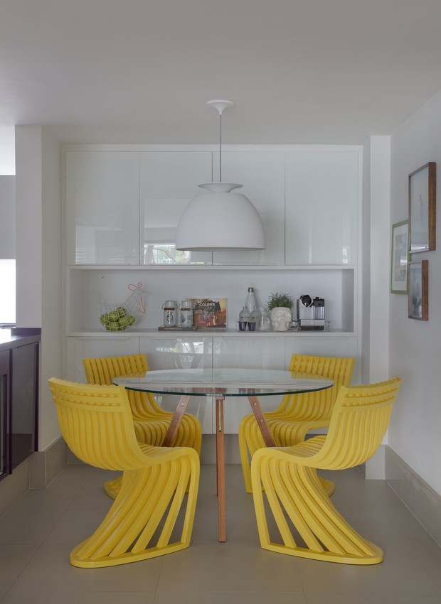 yamagata-arquitetura-leblon-rj-copa-cadeiras-amarelas-mesa (Foto: Denílson Machado/MCA Estúdio)