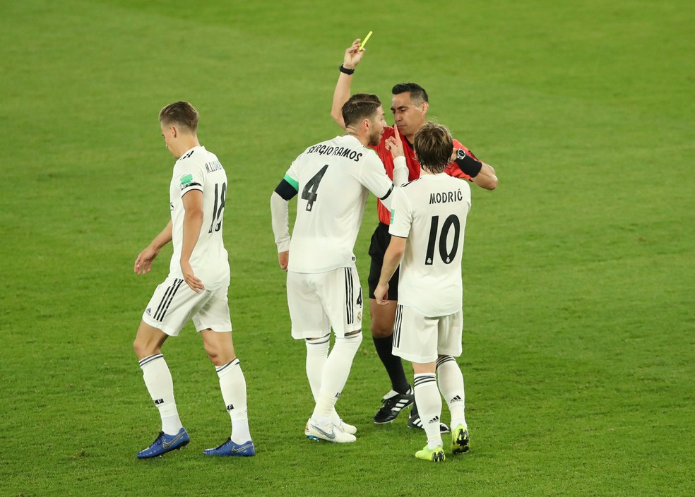 Sergio Ramos reclama com árbitro depois de ser punido com cartão amarelo na final do Mundial de Clubes — Foto: REUTERS/Ahmed Jadallah