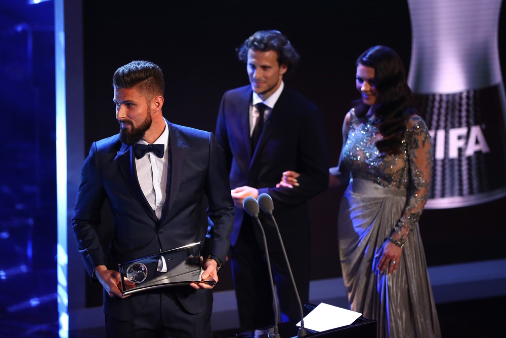 Giroud, do Arsenal, recebe o Prêmio Puskás (Foto: Getty Images)