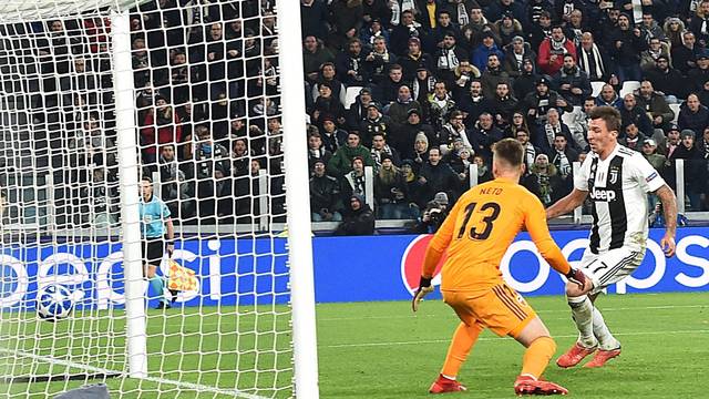 Livre na pequena área, Mandzukic apenas empurra a bola para o gol diante do goleiro brasileiro Neto