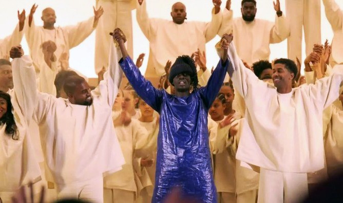Kanye West no fim da apresentação da ópera 'Nabucodonosor' (Foto: Twitter)