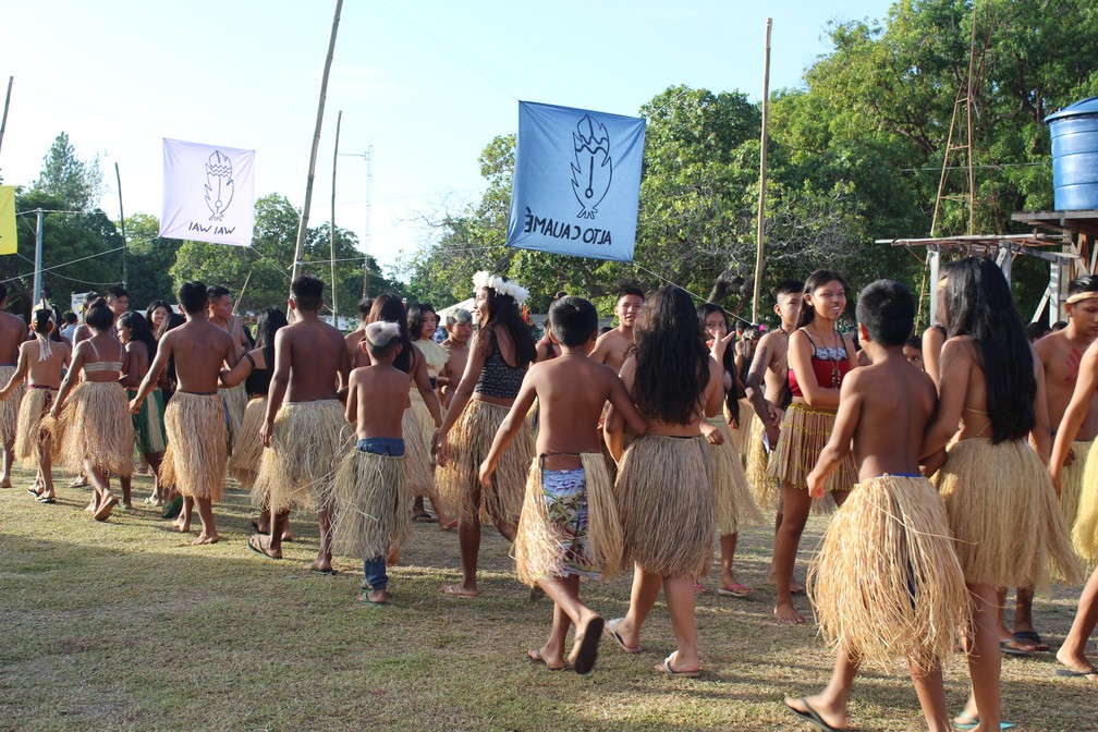Jovens ind&iacute;genas preparam abertura da festa &mdash; Foto: Samantha Rufino/g1 RR