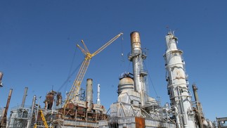 Símbolo da corrupção da estatal, a Petrobras vendeu a refinaria de Pasadena, nos EUA, para a Chevron. Arrecadou R$ 1,8 bilhão com a operação, concluída em maio. Richard Carson