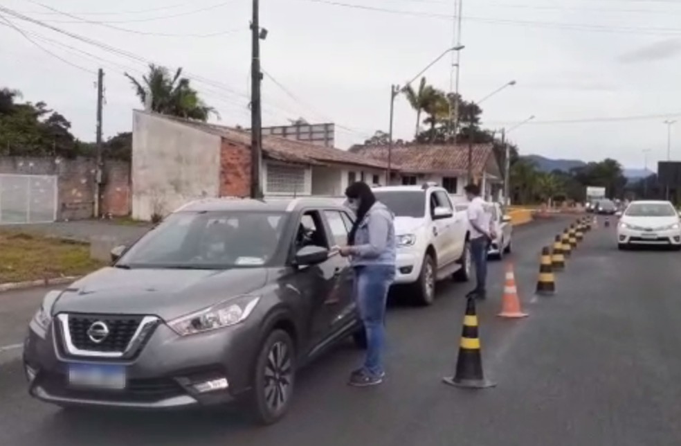 332 carros com turistas tem entrada barrada em guaratuba com retorno das barreiras sanitarias diz prefeitura parana g1
