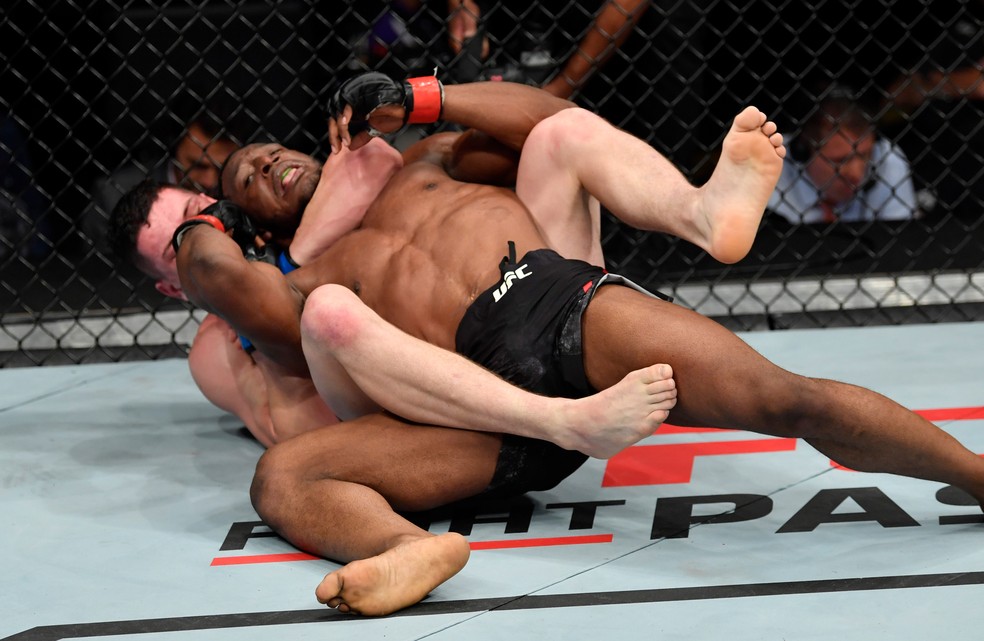 Wellington Turman teve vÃ¡rias chances de finalizar Karl Roberson, mas nÃ£o conseguiu â?? Foto: Getty Images