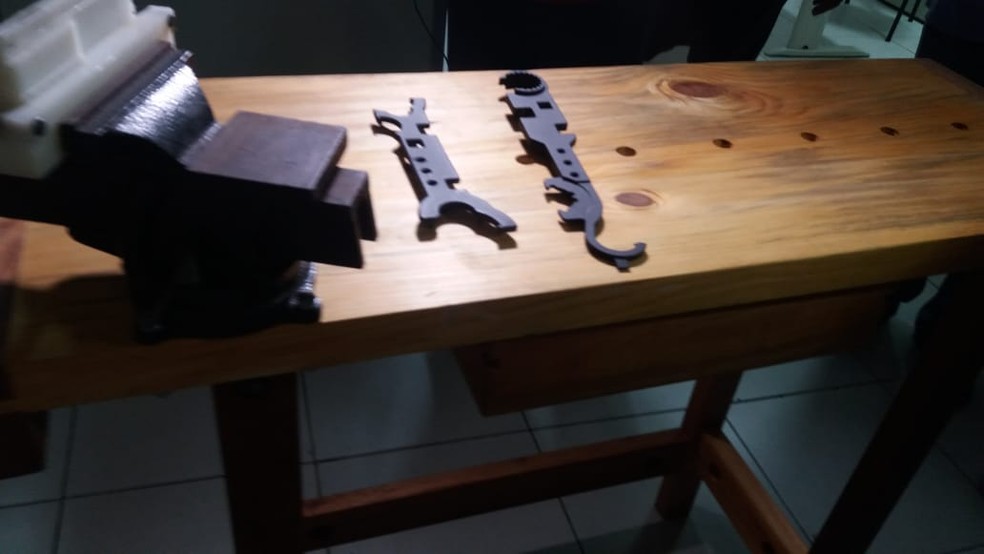 Mesa utilizada para montar fuzis foi encontrada em apartamento no Pechincha, na Zona Oeste â Foto: ReproduÃ§Ã£o/Arquivo Pessoal