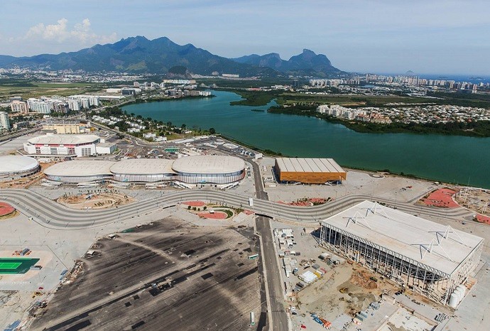 O Parque Olímpico também é a casa da Arena do Futuro (à direita ao fundo) e do Estádio Aquático Olímpico (à direita) (Foto: Prefeitura do Rio)