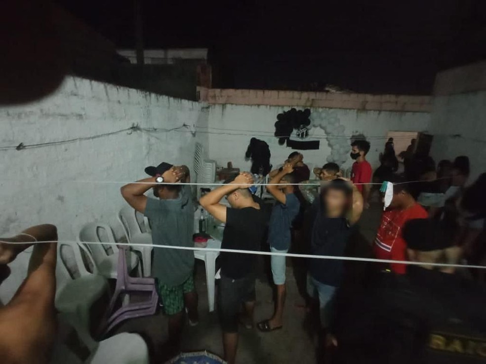 Polícia encerra festa clandestina em residência no Bairro Conjunto Ceará, em Fortaleza. — Foto: Polícia Militar CE