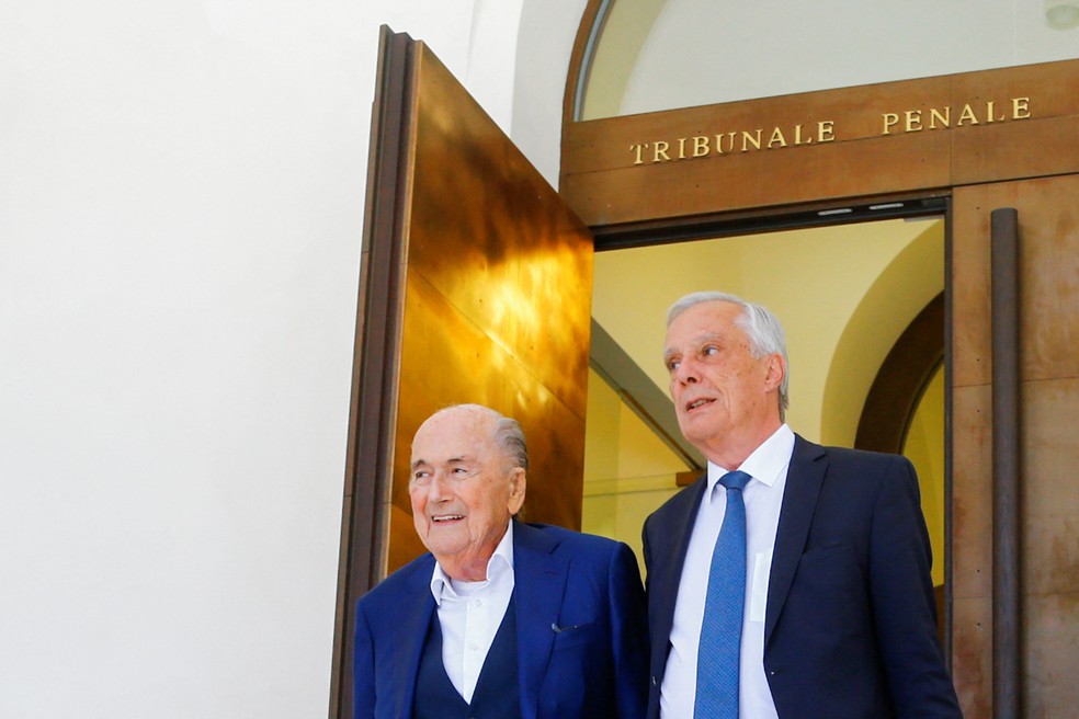 Ex-presidente da FIFA, Joseph Blatter, saindo de tribunal na cidade de Bellinzona, Suíça — Foto: Arnd Wiegmann/REUTERS