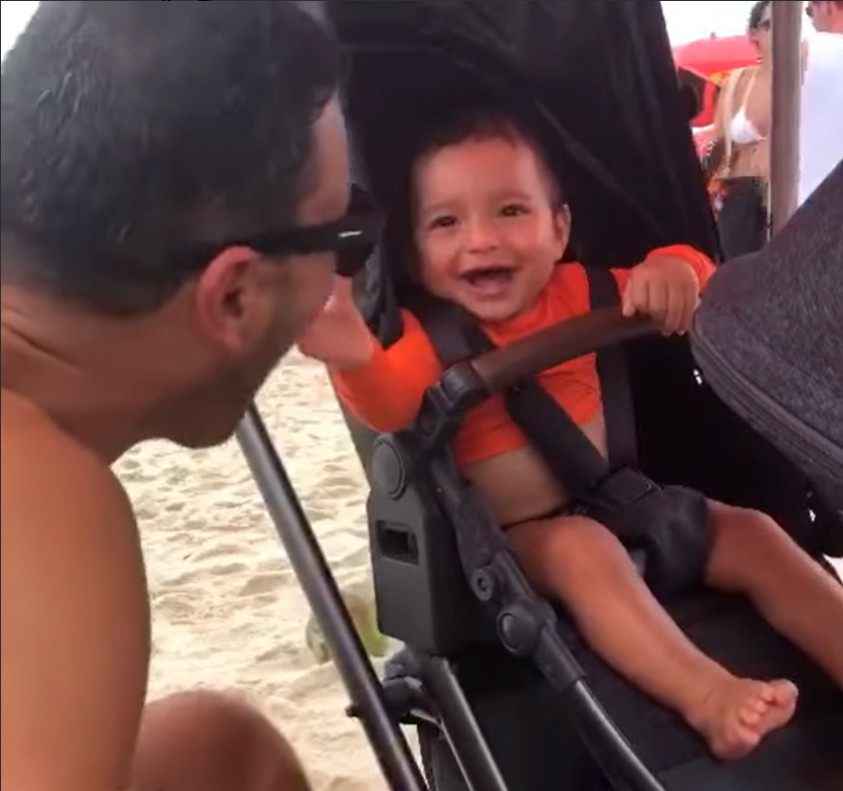 Amdré Rizek com o filho João na praia (Foto: Reprodução/Instagram)