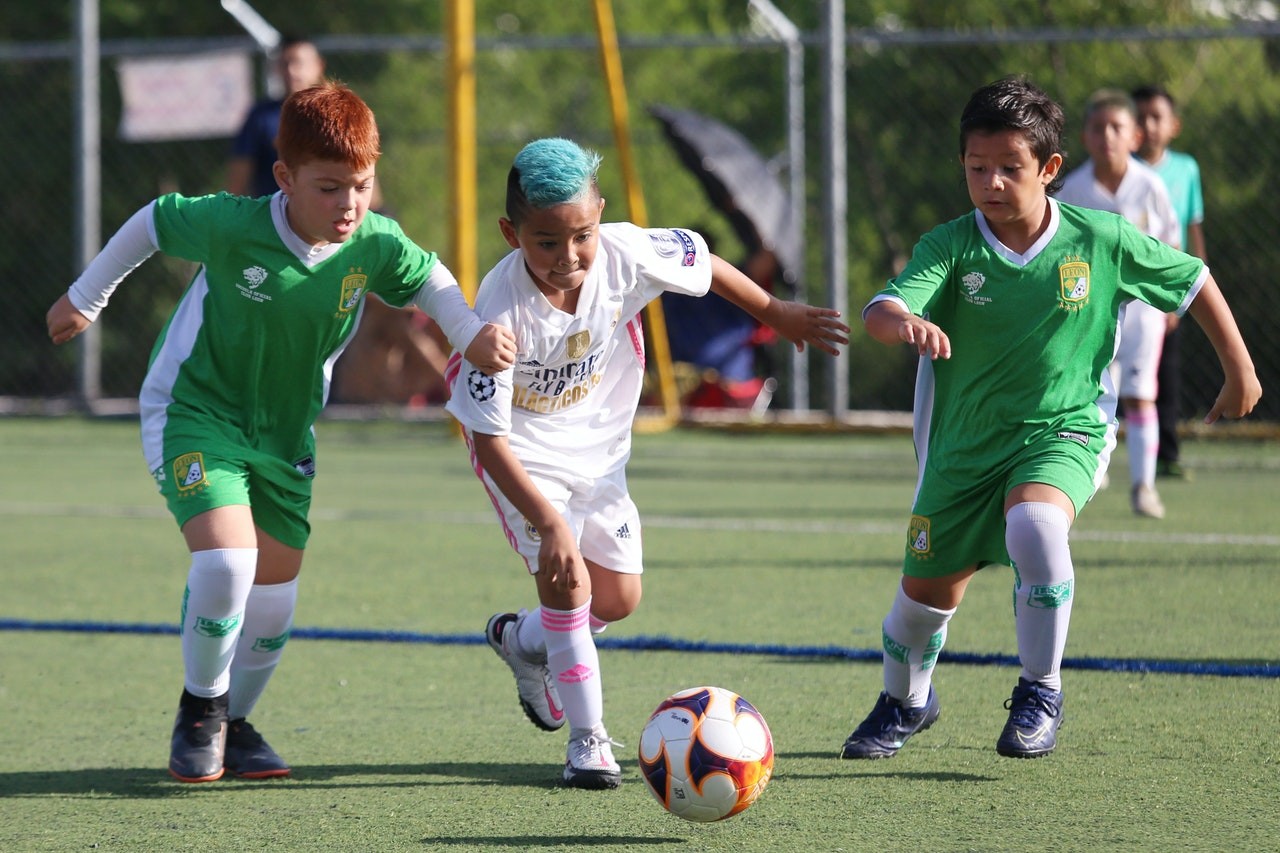 Futebol Infantil. As Crianças Estão Jogando Futebol. A Luta Ativa