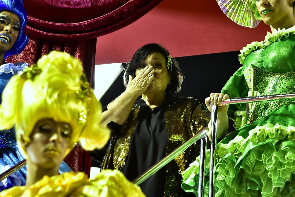 Déa Lucia, mãe de Paulo Gustavo, manda beijo pro público, desfile São Clemente — Foto: Roberto Teixeira/G1