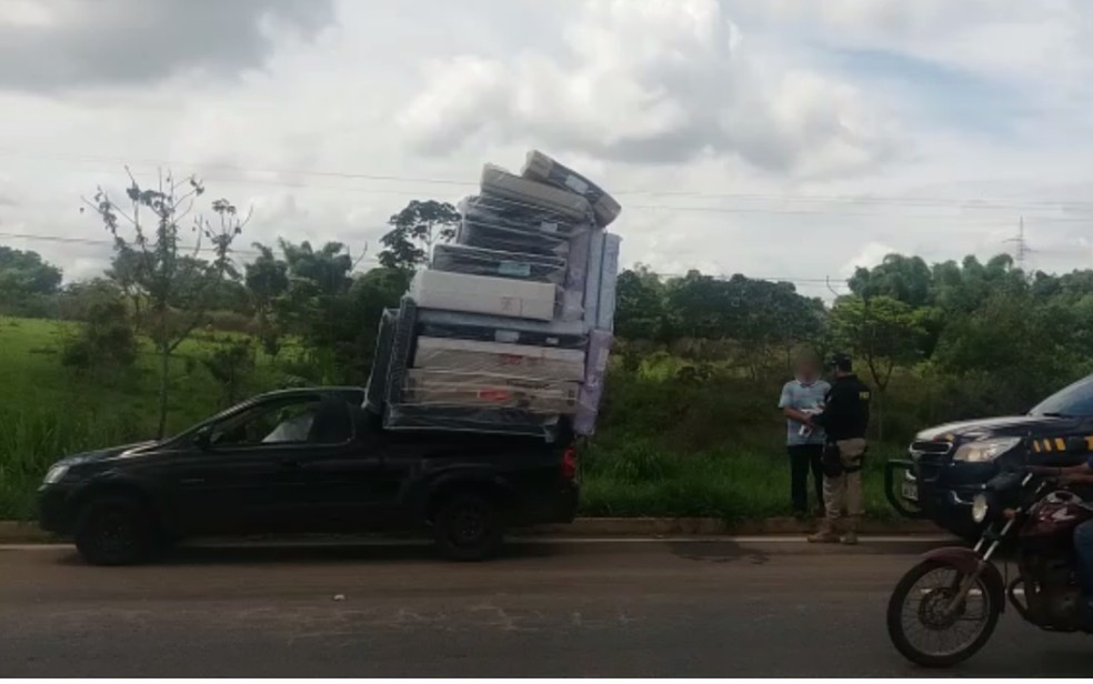 Carro Ã© apreendido transportando pilha com mais de 15 colchÃµes na BR-060, em GuapÃ³ â Foto: PRF/DivulgaÃ§Ã£o