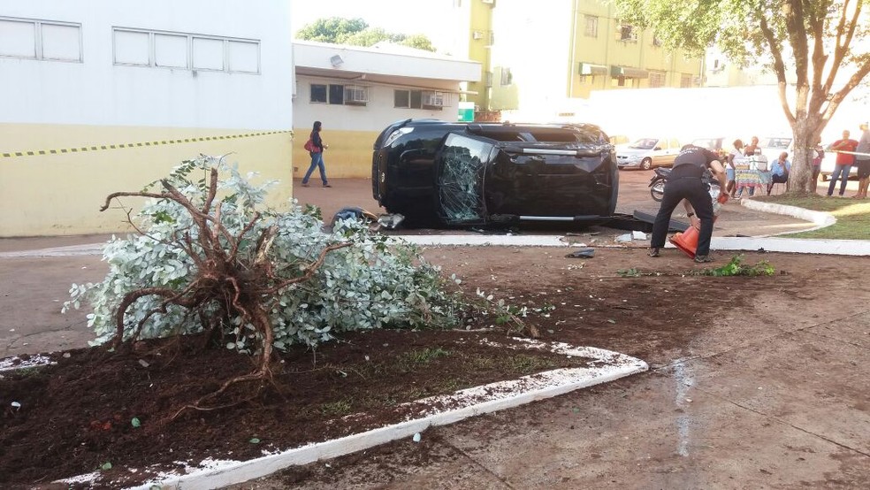 Carro com ocupantes voltava de tabacaria e suspeitos fugiram do local (Foto: Polícia Civil de MT/Assessoria)