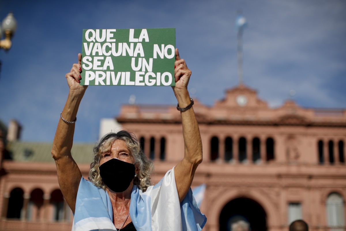 Argentinos fazem panelaço após presidente minimizar 'vacinação VIP'