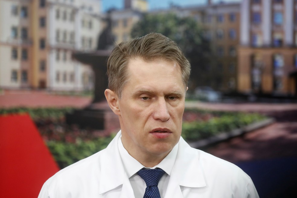 Ministro da Saúde da Rússia, Mikhail Murashko, durante apresentação de nova ala de tratamento de Covid-19 em centro médico de Moscou, em abril — Foto: Maxim Shemetov/Reuters