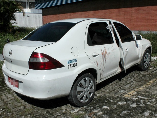 Marcas de sangue do taxista foram encontradas no veículo. Crime ocorreu na invasão Nova Conquista, Zona Leste (Foto: Ive Rylo/G1 AM)