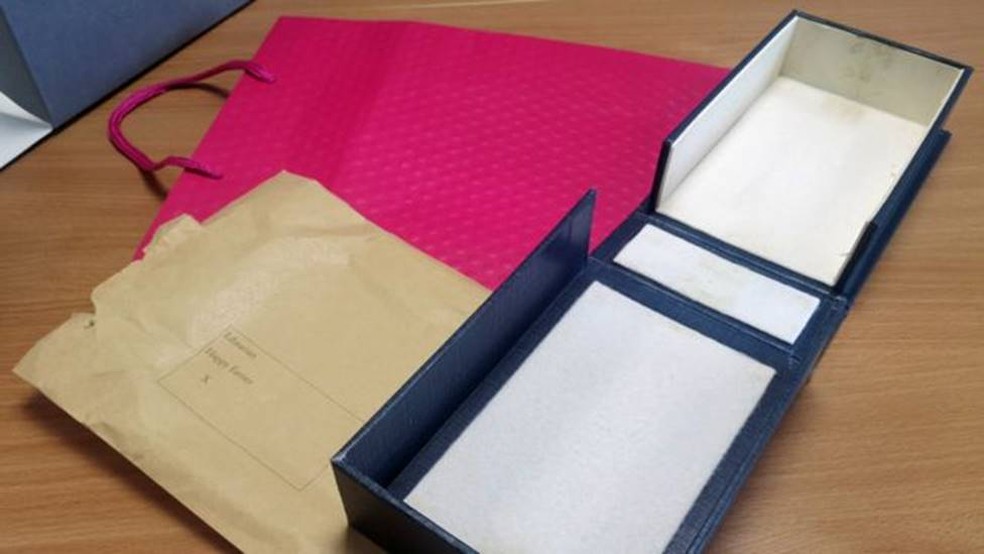 A sacola de presente rosa, o envelope e caixa em que os blocos de anotações foram devolvidos — Foto: Biblioteca da Universidade de Cambridge via BBC