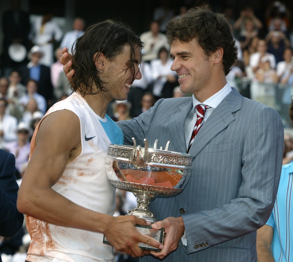 Guga entregando o troféu de Roland Garros para Nadal em 2007 — Foto: Cynthia Lum / Getty Images