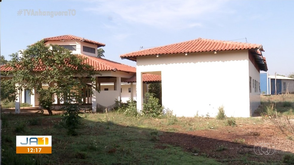 Escola foi concluída em 2016 e está abandonada — Foto: Reprodução/TV Anhanguera