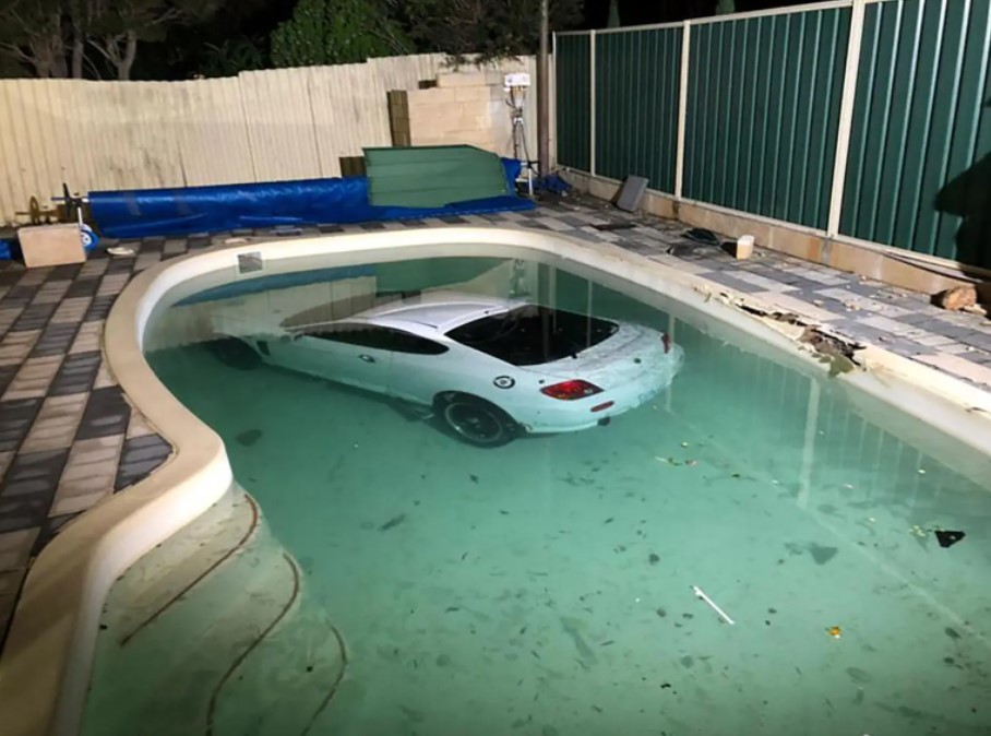 Motorista sem habilitação perde o controle e cai em piscina de casa na Austrália (Foto: reprodução/NY Post )