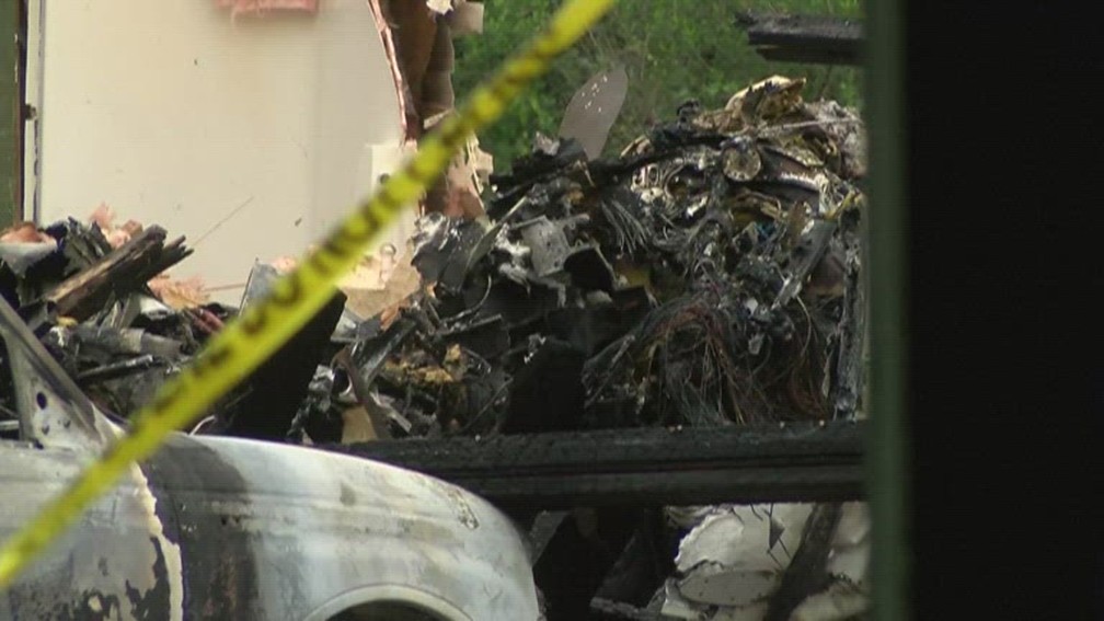 Destroços de bimotor após queda sobre casa no Mississipi, EUA, em 6 de maio de 2021 — Foto: Reprodução