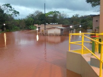 Rio Cascavel transbordou e inundou sistema de captação e bombeamento (Foto: Sanepar / Divulgação)