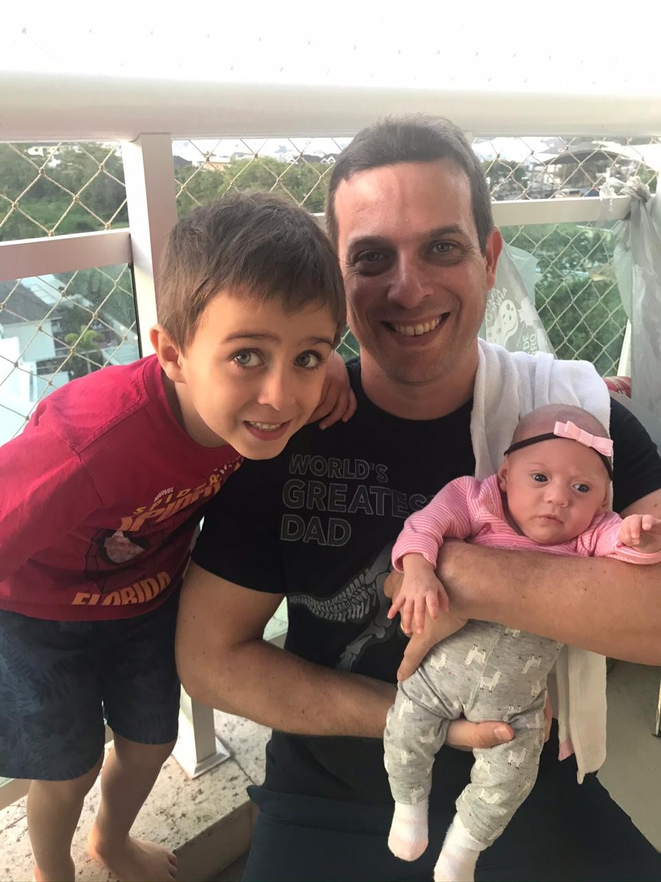 Carlo Antonacio com seus filhos guerreiros Matheo e Anna Vitória - nascida de 23 semanas e 5 dias (Foto: Arquivo Pessoal)