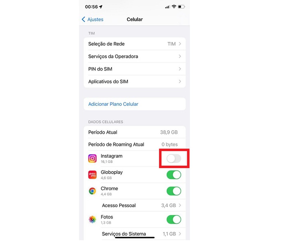 Desative a chave ao lado do app para interromper o consumo de dados celulares — Foto: Reprodução/Clara Fabro