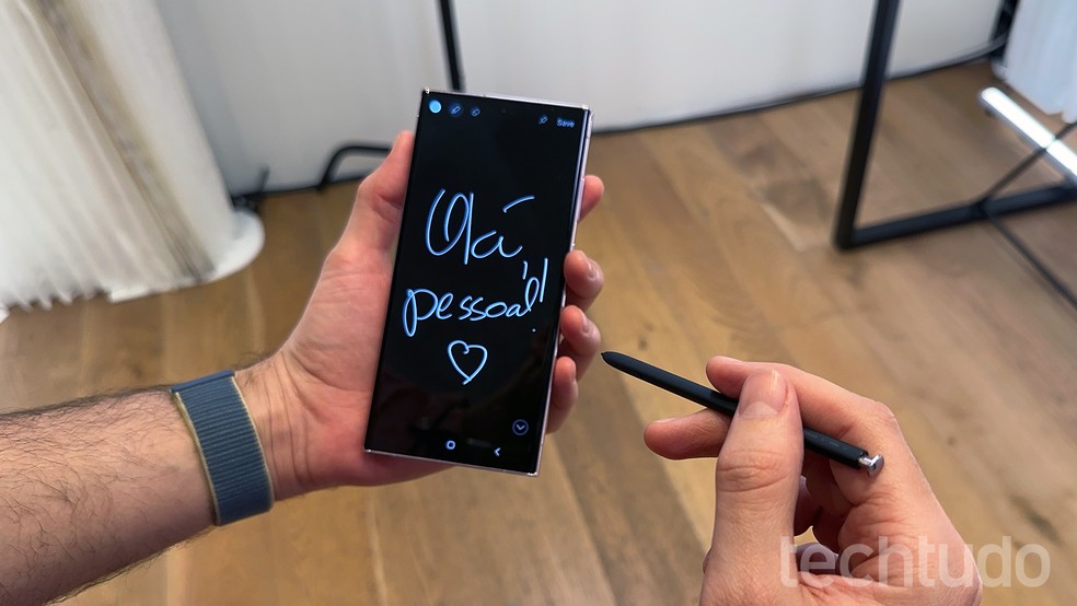 Galaxy S23 Ultra tem S Pen embutida no pr�prio aparelho � Foto: Th�ssius Veloso/TechTudo