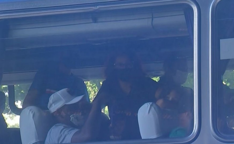 Passageiros entraram no ônibus em Bauru e não havia mais poltronas  — Foto: TV TEM / Reprodução 