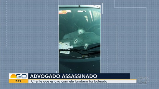 Advogado é morto a tiros e cliente fica ferido dentro de carro, em Goiânia