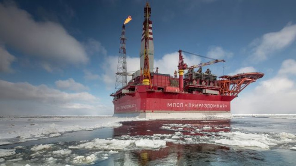 Rússia produz mais de 10 milhões de barris de petróleo por dia e ajuda Opep a manter preços altos — Foto: Getty Images via BBC