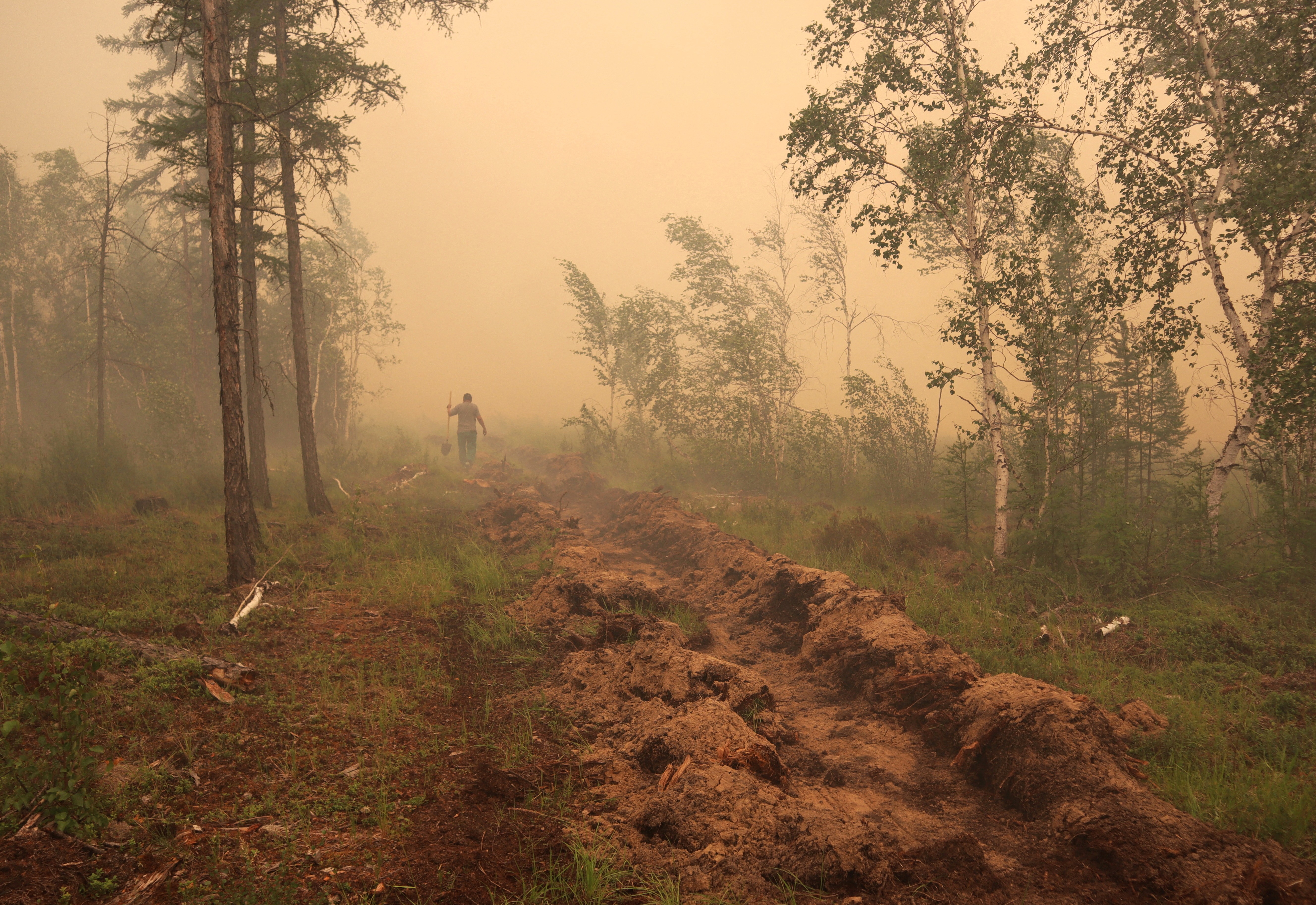 Rastros de incêndio florestal em Yakutia, Rússia (Foto: REUTERS/Roman Kutukov)