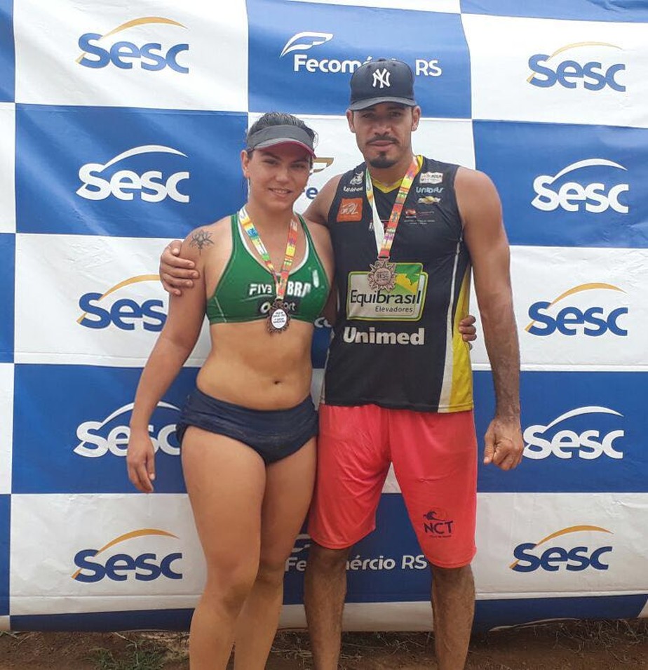Proibida de atuar no feminino, atleta trans joga etapa de vôlei de praia no masculino