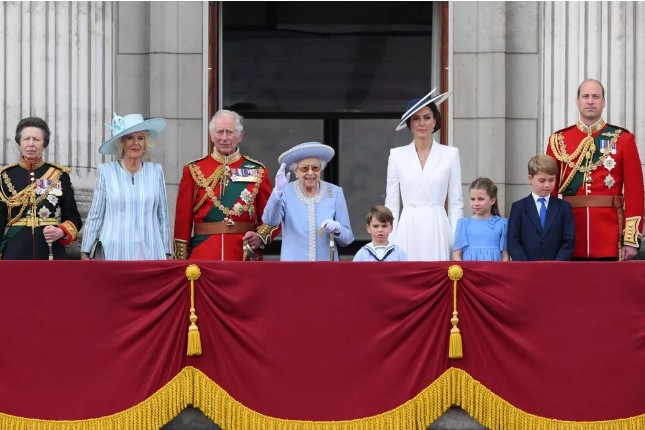 Família real britânica na sacada do Palácio de Buckingham