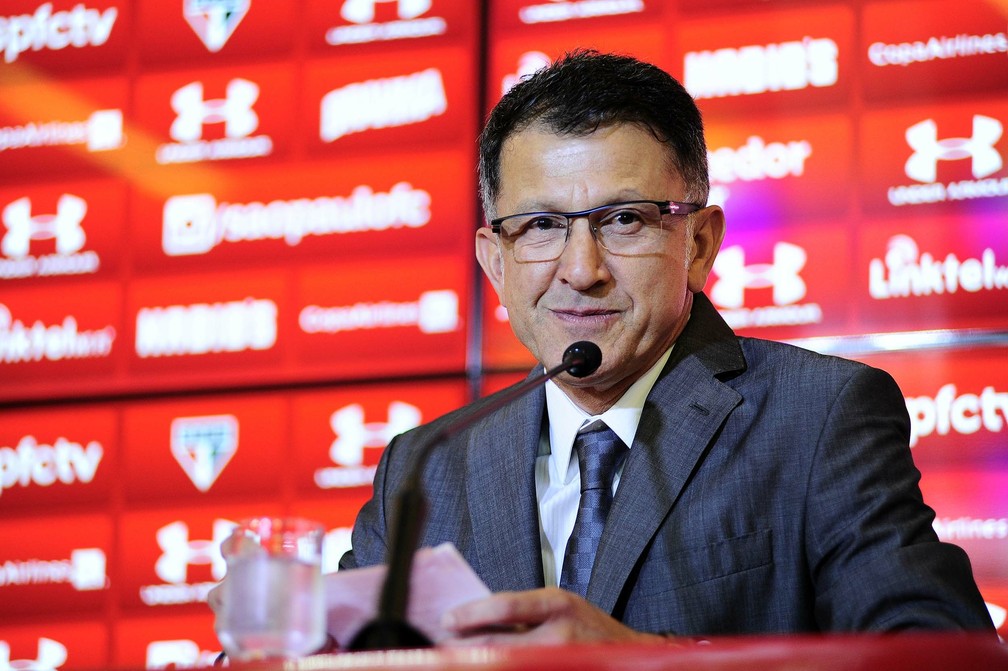Juan Carlos Osorio deixou o São Paulo para dirigir a seleção do México, em 2015 — Foto: Marcos Ribolli