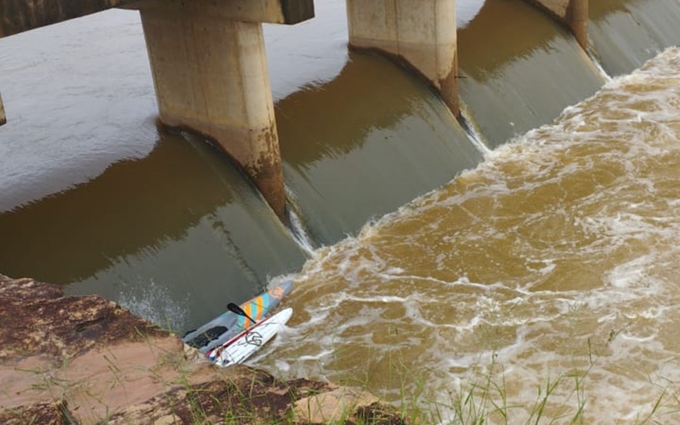 Corpo de Bombeiros busca homem que caiu e afundou enquanto fazia stand up paddle no Lago de Furnas em MG — Foto: Corpo de Bombeiros