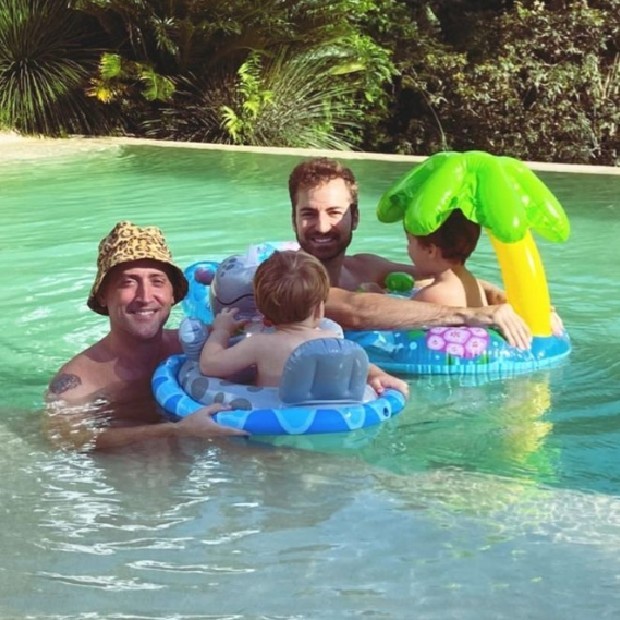 Paulo Gustavo com o marido, Thales, e os filhos Romeu e Gael  (Foto: reprodução Instagram )