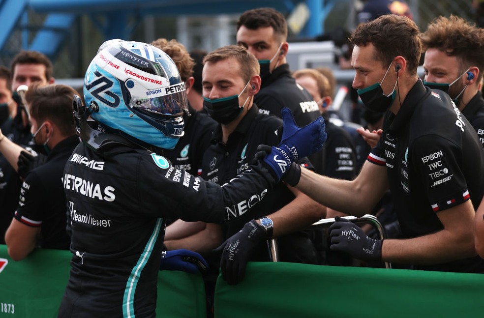 Valtteri Bottas vai largar da ponta na corrida classificatória do GP da Itália — Foto: Lars Baron/Getty Images