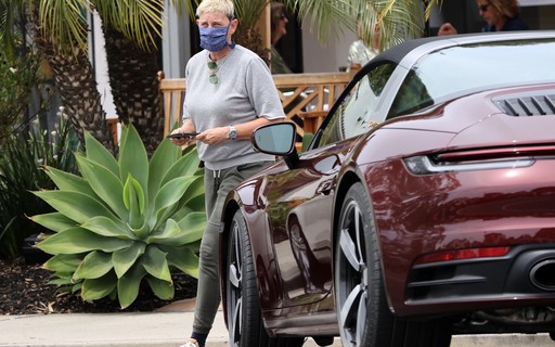 Ellen DeGeneres passeia na Califórnia com carro de quase R$ 1 milhão