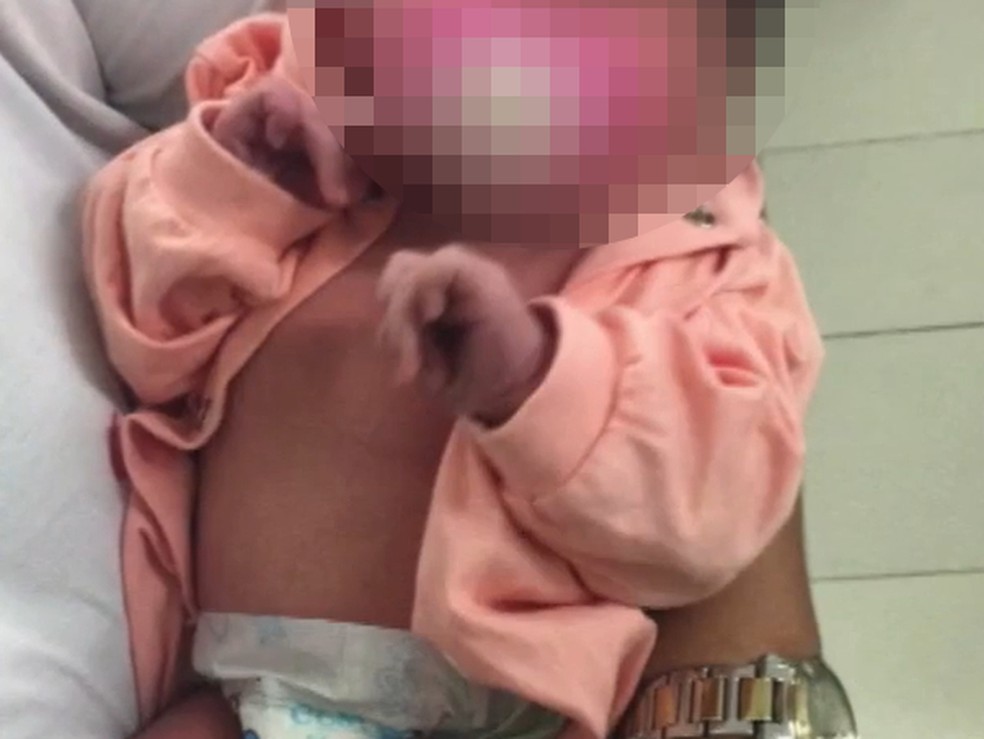 Bebê encontrada no banheiro de shopping no Grande Recife — Foto: Reprodução/WhatsApp