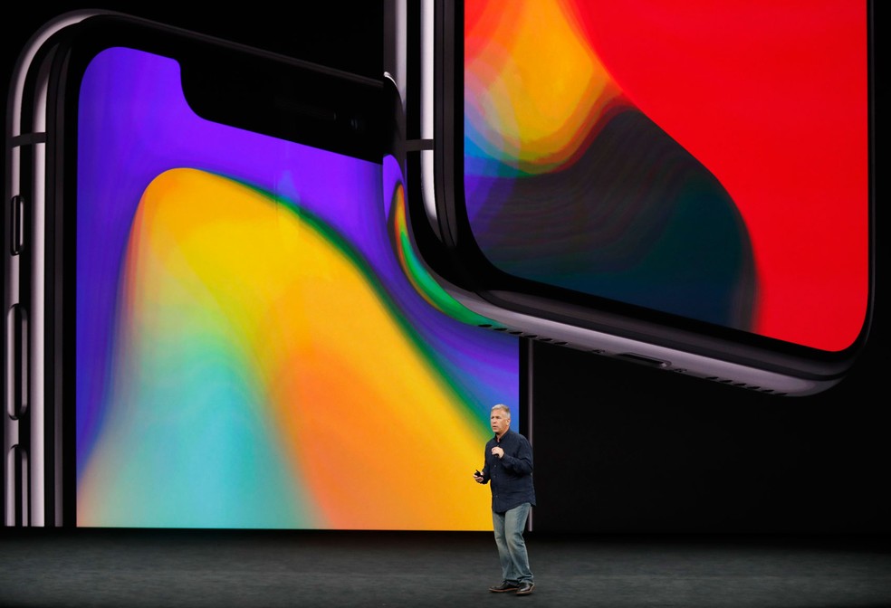 O iPhone x é apresentado pelo vice-presidente senior de marketing global da apple, Phil Schiller, em evento em Cupertino, na Califórnia (Foto: Stephen Lam/Reuters)