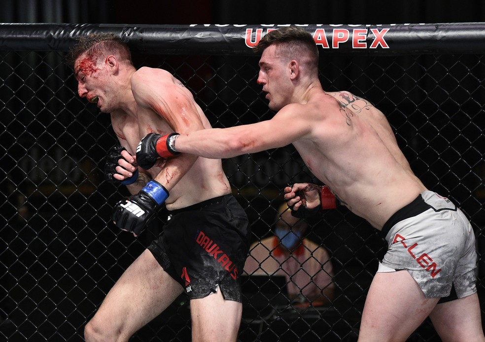 Brendan Allen acerta um cruzado em Kyle Daukaus no UFC: Poirier x Hooker — Foto: Getty Images