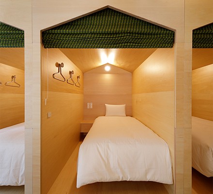 Opção de quarto maior possibilita que hóspede fique em pé. (Foto: Maja Hotel Kyoto/Reprodução)
