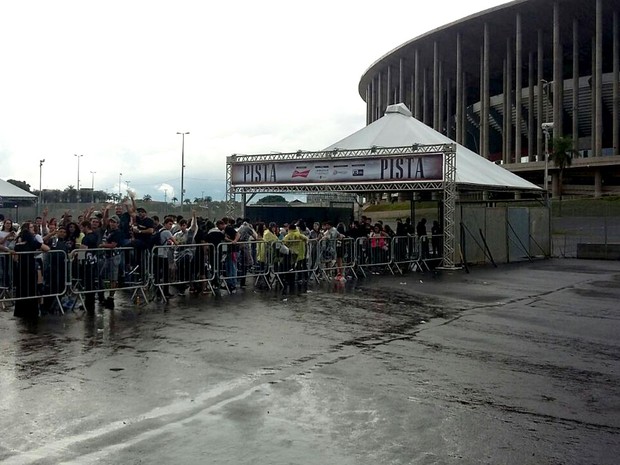Público em fila na entrada do Estádio Mané Garrincha, em Brasília, para show do Guns N' Roses (Foto: Vinícius Leal/TV Globo)