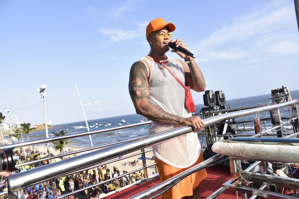 Léo Santana puxa foliões com o hit do carnaval 