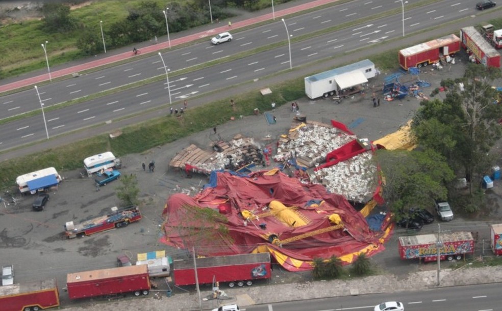 Em Porto Alegre, um circo desabou perto do Estádio Beira-Rio com o temporal (Foto: Deise Freitas/Defesa Civil)
